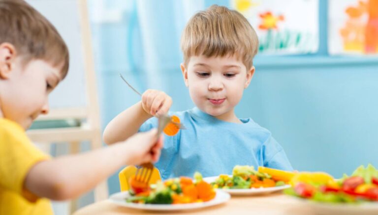 Read more about the article Η διατροφή σε βρέφη, παιδιά και εφήβους μέσα από τον Εθνικό Διατροφικό Οδηγό